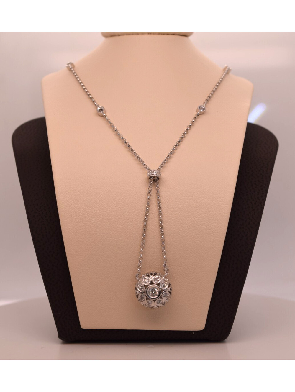 1kK WHITE GOLD DIAMOND PENDANT NECKLACE